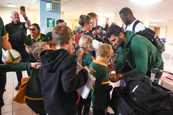 Damian de Allende signing shirts/balls The Springboks arrive in Jersey Picture: DAVID FERGUSON