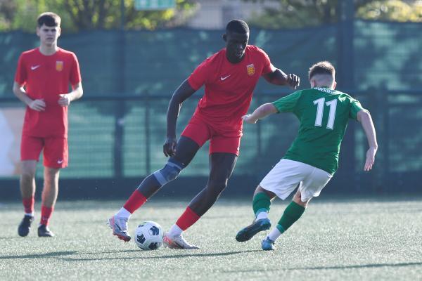 JSY 9 Daryl Mualo takes on GSY 11 Brandon Wallace FOOTBALL UNDER 21 Muratti at Springfield Picture: DAVID FERGUSON