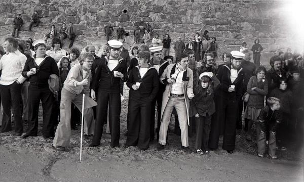 Temps Passe Images of a fête that is being held along Victoria Avenue, St Aubin's Bay, and in People's Park, to mark Queen Elizabeth II's Silver Jubilee. Members of the Scouting and Guiding movements lights candles on the beach; a tug of war game follows.
7 June 1977 L/A/75/A3/2/4132B